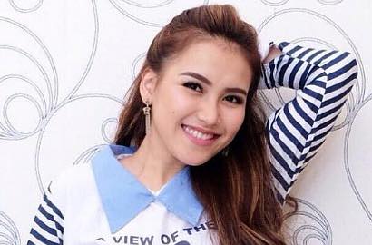 Intip Foto Ayu Ting Ting Selfie Sendu di Ranjang