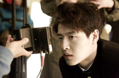 Dramatis, Intip Adegan Kang Ha Neul Cukur Rambut untuk 'Dong-ju'