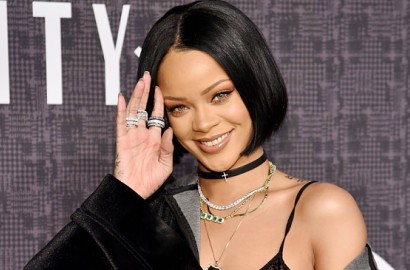 Kolaborasi Bareng Puma, Rihanna Seksi Serba Hitam di New York Fashion Week