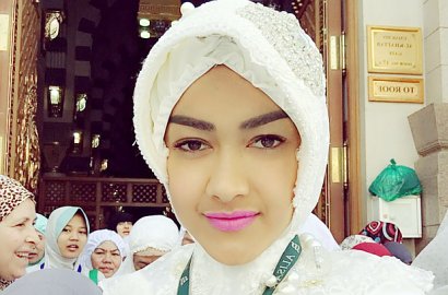 Julia Perez Tuai Hujatan Usai Unggah Foto Sedang Mengaji di Mekah