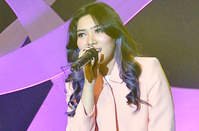 Waduh, Isyana Sarasvati Jatuh di Panggung Konser 30 Tahun Kahitna