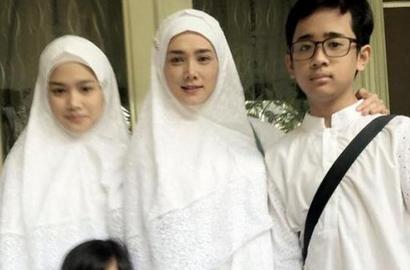 Foto Berjilbab, Mulan Jameela Ternyata Diantar Umrah Ahmad Dhani