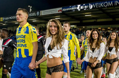 Valentine, Tim Sepak Bola Ini Gandeng Cewek Pakai Lingerie ke Lapangan