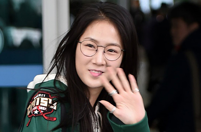Pamer Perut Seksi di Bali, Soyu Sistar Berani Foto Sama Ular di Taman Safari