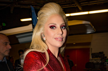 Tampil Beda, Lady GaGa Bergaya Ala Mendiang David Bowie di Grammy Awards 2016