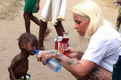 Kisah Menyentuh Dibalik Foto Aktivis Beri Air Minum ke Bocah Nigeria Kelaparan