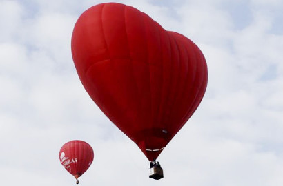 Dingin-Dingin Romantis, 50 Pasangan Menikah di Atas Balon Udara Saat Valentine