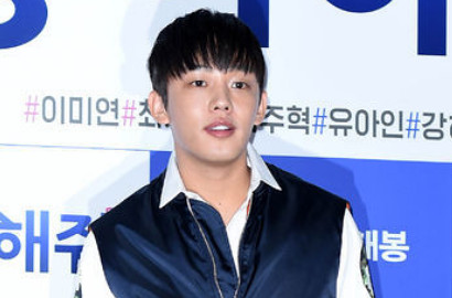 Hadiri Premiere, Yoo Ah In Pede Pakai Jins Kedodoran dan Rambut Belah Tengah