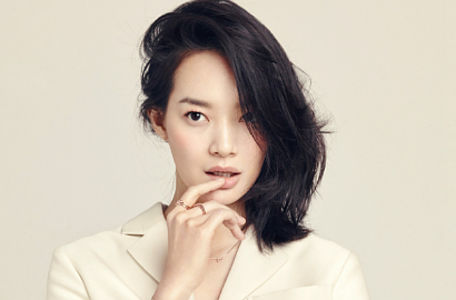 Pamer Belahan Dada, Shin Min A Pakai Baju Transparan Seksi di Majalah