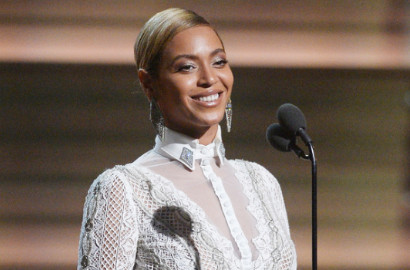 Jadi Tamu Kejutan di Grammy Award 2016, Beyonce Pakai Gaun Tembus Pandang