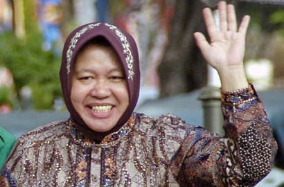 Risma Pilih Pakai Baju Bekas Saat Dilantik Jadi Wali Kota Surabaya