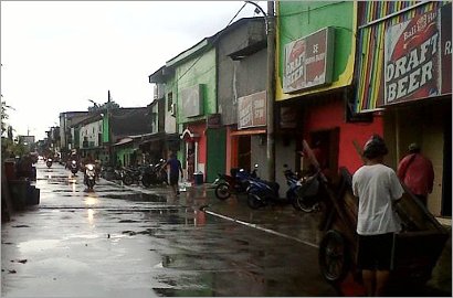Lelah Kerja Bagai Vampir di Kalijodo, Pelayan Kafe Ini Siap Pulang Kampung