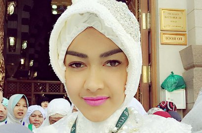 Julia Perez Sempat Menangis Saat Umrah, Ini Alasannya