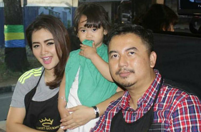 Rayakan Ulang Tahun Pernikahan, Vega Darwanti Dapat Kado Mewah
