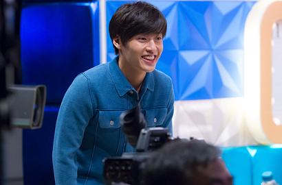 Jadi Bintang Tamu 'Radio Star', Kang Ha Neul Pamer Bisa Main Ukulele