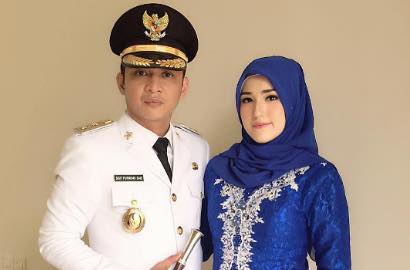 Dampingi Pasha Ungu di Pelantikan Kepala Daerah, Adelia Tampil Anggun Berhijab