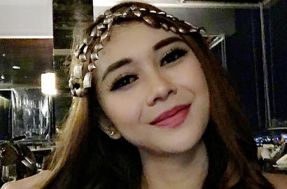 Aura Kasih Ungkap Pose Terbaiknya Sambil Tiduran di Kasur, Penasaran?