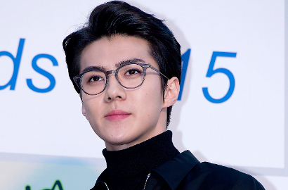 Ciee Sehun EXO Pamer Piala Gaon K-Pop Chart Awards Sambil Pose Imut