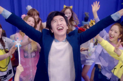 Lee Kwang Soo Girang Disentuh Cosmic Girls di Teaser MV 'Momomo'
