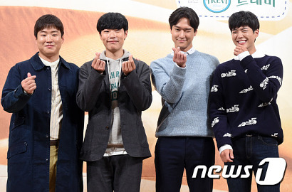 Ryu Jun Yeol cs Pamer Jadi Backpacker di Jumpa Pers 'Youth Over Flowers'