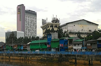 Jelang Penertiban, Warga Kalijodo Pasang Spanduk Minta Ganti Rugi