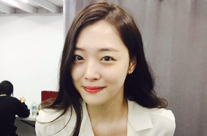 Cantik dan Bersinar, Sulli Eks f(x) Pamer Dada Mulus di Pemotretan Majalah