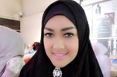 Julia Perez Masih Pose 'Gila' Saat Umrah, Netter: Malu Sama Hijab