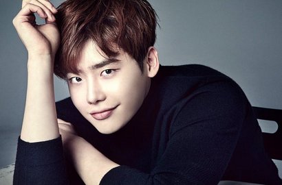 Lulus Kuliah, Lee Jong Suk Dapat Penghargaan Khusus dari Kampus