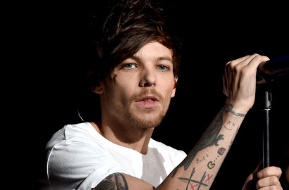 Jadi 'Hot Daddy', Louis Tomlinson 1D Topless Sambil Gendong Buah Hati