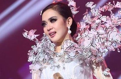 Bertaburan Bunga Mawar, Syahrini Tampil Cantik Mempesona Bagai Ratu