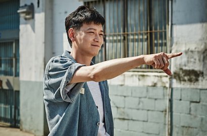 Rayakan 9 Juta Penonton 'A Violent Prosecutor', Kang Dong Won Joget Seksi
