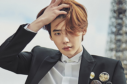 Lulus, Lee Jong Suk Girang Pamer Foto Ganteng Pakai Toga