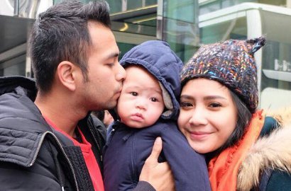 Raffi Akhirnya Foto Bareng Gigi dan Rafa, Netter Gagal Fokus Gara-Gara Ada 'Penampakan'
