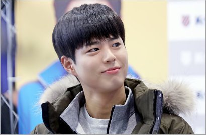 Ini Ekspresi Park Bo Gum Saat Dapat Kado Spesial dari Fans