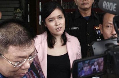 Dijenguk Sang Ibu Jelang Praperadilan, Jessica Dibawakan Makanan dan Baju