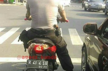Heboh, Seorang Polisi Pakai Motor dengan Pelat Nomor yang Tidak Mendidik
