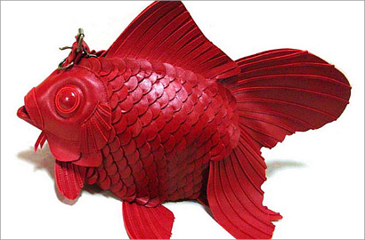 Unik, Seorang Desainer Jepang Bikin Tas Berbentuk Ikan Mas