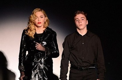 Nelangsa Kangen Anak, Madonna Posting Foto Rocco Lagi