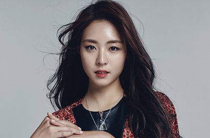 Kenakan Turtle Neck Ditumpuk Kemeja, Lee Yeon Hee Disebut Cantikan Pakai Piyama