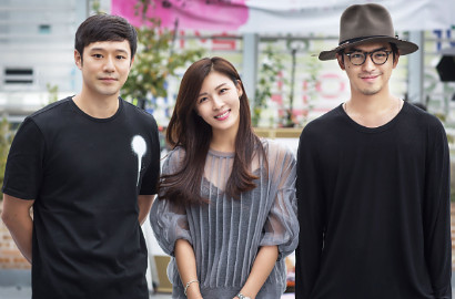 Ha Ji Won Dapat Satu Kalung dari Dua Pria di Poster 'Risking Life for Love'