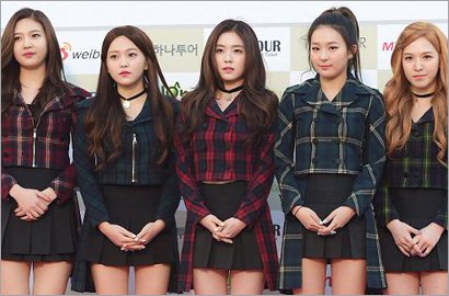 Red Velvet Tiduran Cantik di Kolam Renang di Pemotretan Majalah