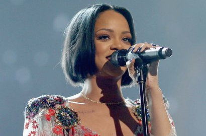 Pakai Baju Transparan, Rihanna Lakoni Adegan Seksi Bareng Drake di MV 'Work'