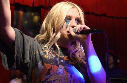Beredar Video Kesha Bersumpah Dr. Luke Tidak Memperkosanya
