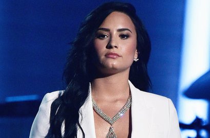 Penuh Emosi, Demi Lovato Tenggelamkan Diri di MV 'Stone Cold'
