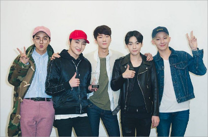Winner Bocorkan Foto Kocak Parodi 'Reply 1988' Buat Konser, Sudah Mirip?