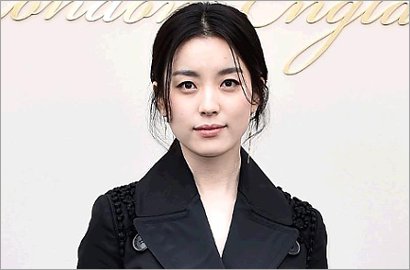 Wow, Han Hyo Joo Tebarkan Kecantikan di London Fashion Week