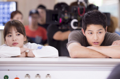 Song Joong Ki Topless, Fans Puji Chemistry Song Hye Kyo di 'Descendants of the Sun'