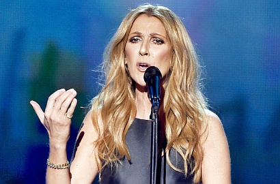 Mengharukan, Celine Dion Menangis Kenang Mendiang Suami Saat Konser