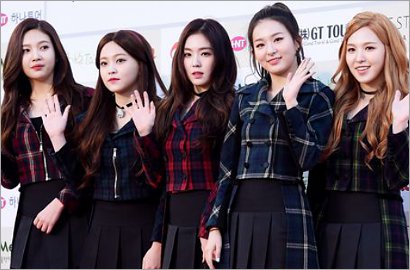 Iklankan Perhiasan dan Jam Tangan, Red Velvet Berani Pamer Bahu Mulus