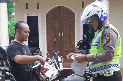 Ditilang di Depan Rumah Sendiri, Pemotor Ini: Pertama dalam Sejarah